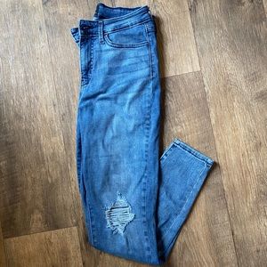 Skinny Jeans w/ rip detail